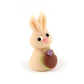 Petite lapine jardinière, façonné à la main en pâte d'amande