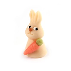 Petit lapin avec sa carotte, façonné à la main en pâte d'amande
